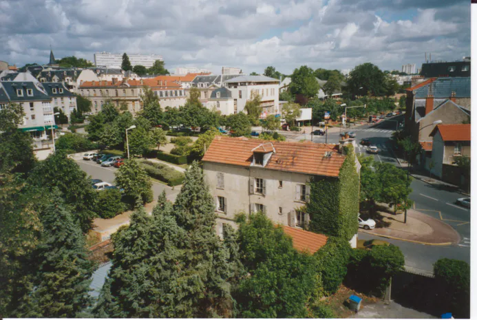 Bâtiment Laprade et clocher de l’église